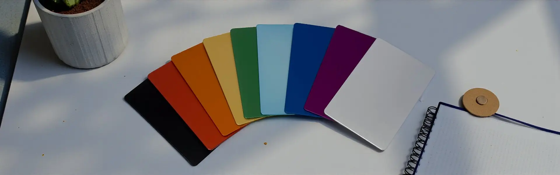 Plaques Tesla de plusieurs couleurs disposées sur un bureau